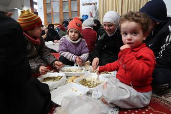 يقدم برنامج الأغذية العالمي وجبات الطعام للأسر في حلب المتضررة من الزلزال الأخير في سوريا.