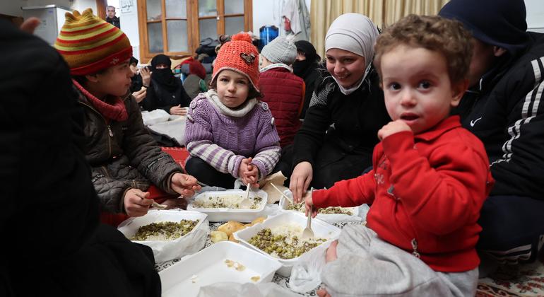 विश्व खाद्य कार्यक्रम (WFP), सीरिया के अलेप्पो इलाक़े में, हाल के भूकम्प से प्रभावित परिवारों को खाद्य सहायता मुहैया करा रहा है.