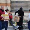 अलेप्पो, सीरिया के सुकारी क्षेत्र में विस्थापित परिवारों को मासिक भोजन राशन वितरित किया जाता है