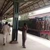 پاکستان میں کوئٹہ ریلوے اسٹیشن پر فوجی اہلکار ایک ٹرین کو ریسکیو آپریشن کے بعد چلاتے ہیں۔