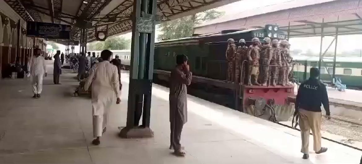 پاکستان میں کوئٹہ ریلوے اسٹیشن پر فوجی اہلکار ایک ٹرین کو ریسکیو آپریشن کے بعد چلاتے ہیں۔