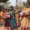 在印度阿萨姆邦的一所医院，母亲们正耐心地等待轮到她们的婴儿接种疫苗。