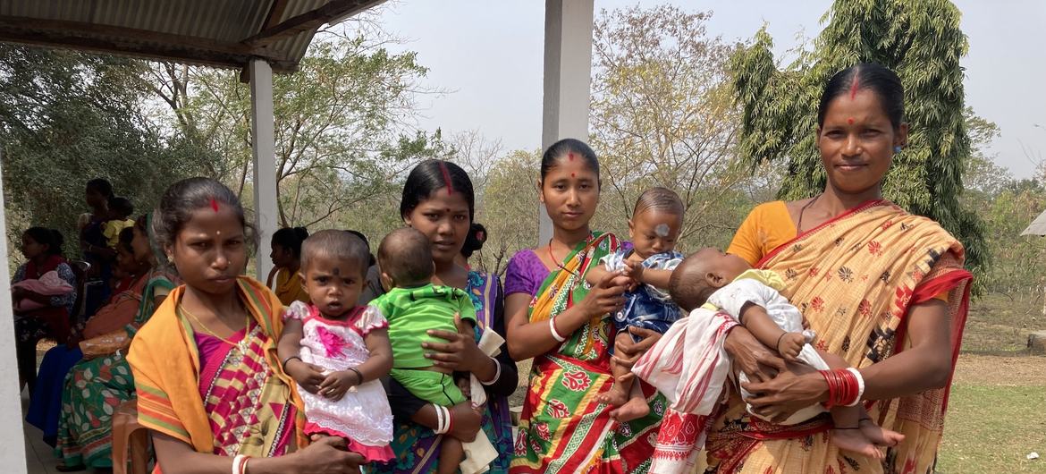 असम के मोरीगांव ज़िले के गोपाल कृष्णा टी एस्टेट अस्पताल में, माताएँ अपने बच्चों को टीका लगवाने के लिए धैर्यपूर्वक अपनी बारी का इन्तज़ार कर रही हैं.
