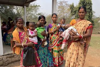 在印度阿萨姆邦的一所医院，母亲们正耐心地等待轮到她们的婴儿接种疫苗。