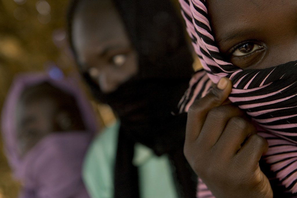 من الأرشيف: فتاة في 12 عاما (على اليمين) تعيش في مخيم للنازحين في ولاية شمال دارفور بالسودان، تقول إنها تعرضت للاغتصاب على يد جنود حكوميين.