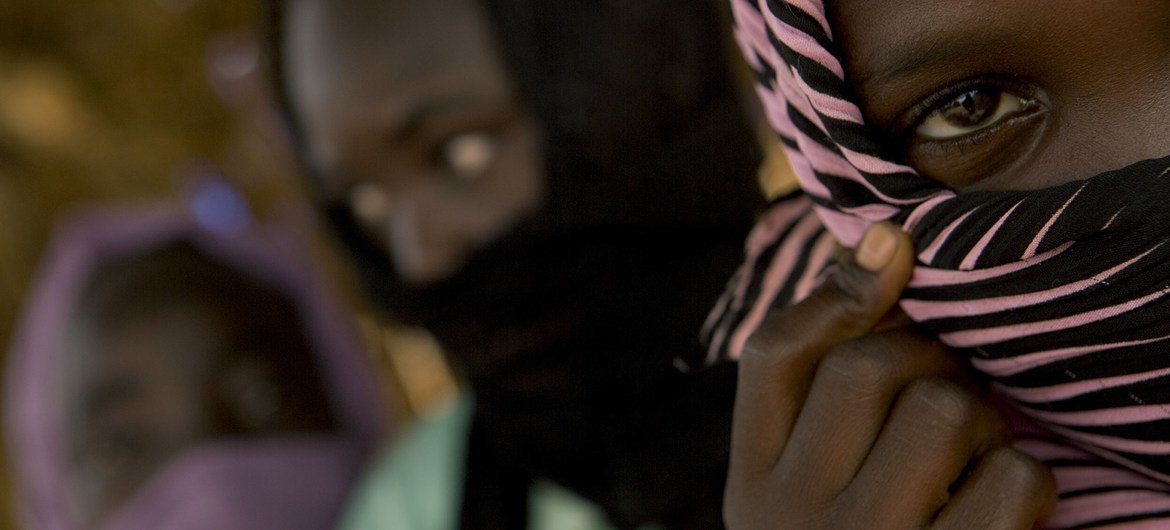 Uma menina de 12 anos (à direita), que vive em um campo para deslocados no estado de Darfur do Norte, no Sudão, diz que foi estuprada por soldados do governo