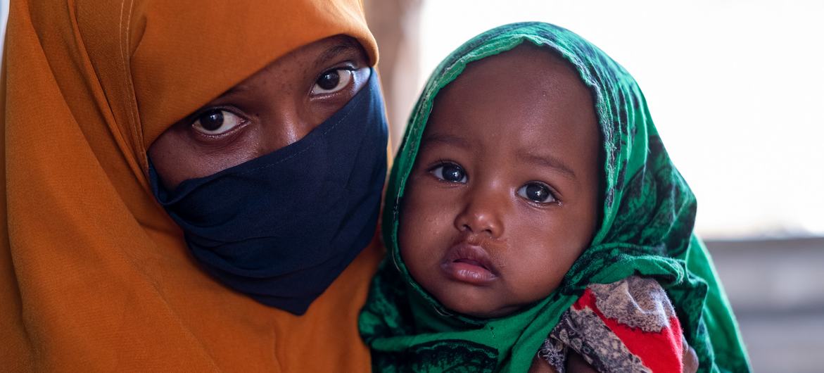 مادر و کودک در یک مرکز پزشکی سوء تغذیه، سومالی