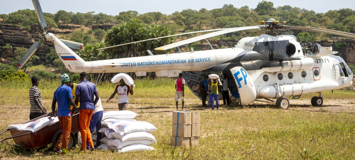 Une aide alimentaire est livrée aux habitants du village de Madjoari, au Burkina Faso.