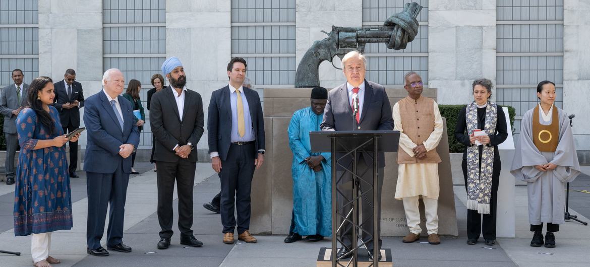 El Secretario General António Guterres se dirige a los asistentes de la ceremonia "Oración por la paz" en la Sede de la ONU. 