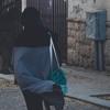 Une femme portant un hijab marche dans les rues de Téhéran, la capitale iranienne