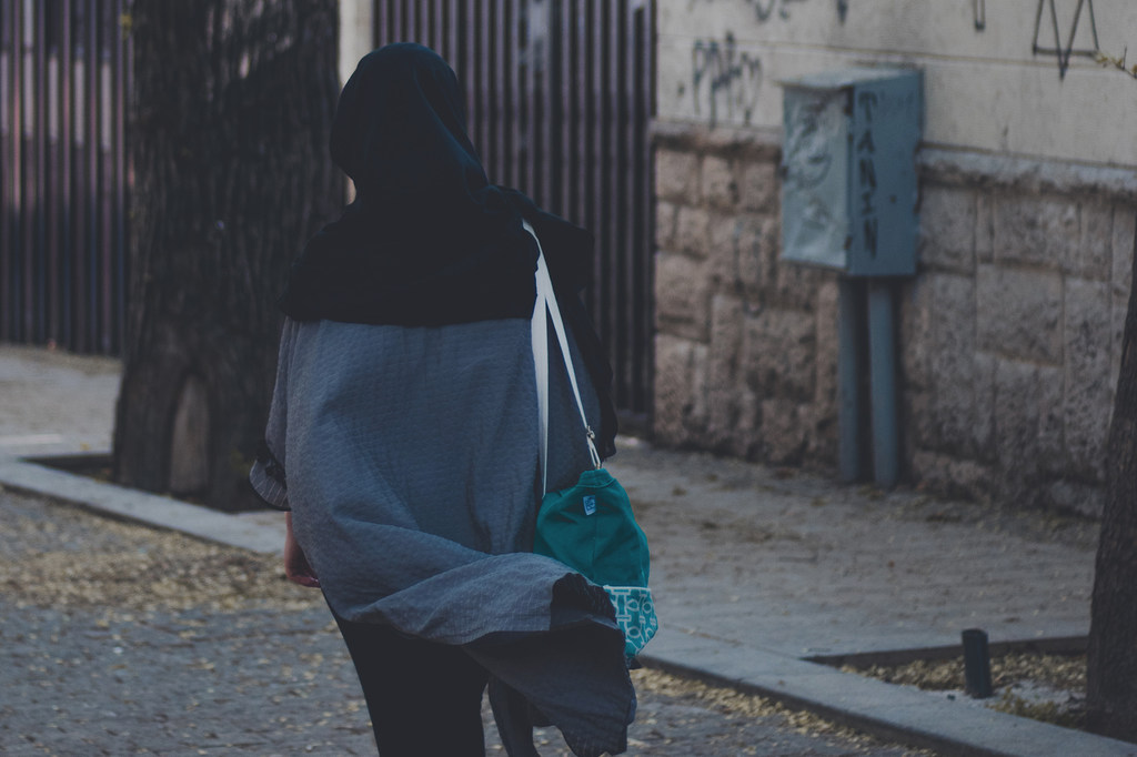 Une femme portant un hijab marche dans les rues de Téhéran, la capitale iranienne