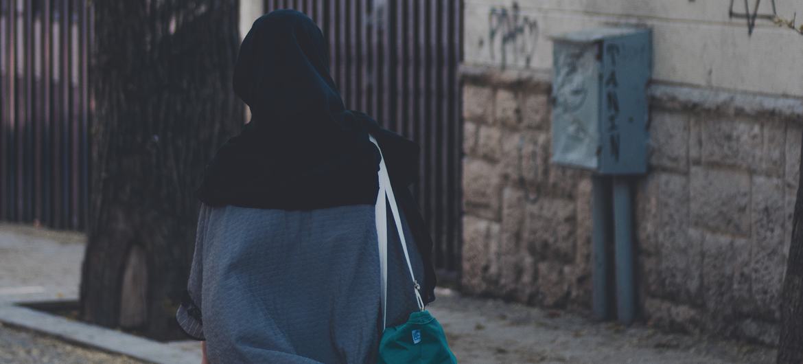 一名戴头巾的妇女走在伊朗首都德黑兰的街头。