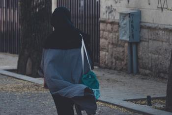 伊朗首都德黑兰，一名戴头巾的女子走在街道上。