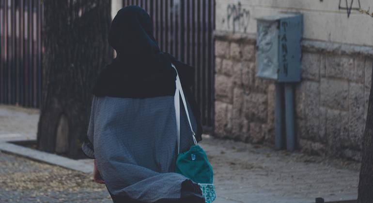 Une femme portant un hijab marche dans les rues de Téhéran, la capitale iranienne