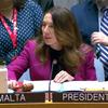 دبلوماسية ترتدي سترة أرجوانية اللون تتحدث في اجتماع لمجلس الأمن United Nations بصفتها رئيسة مالطا.