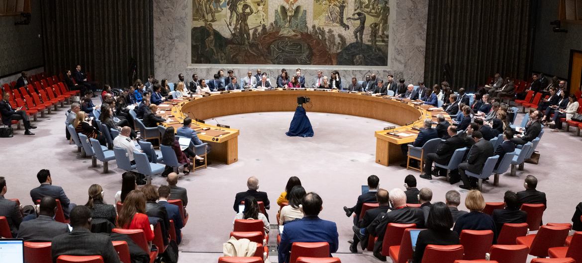 قاعة مجلس الأمن الدولي. يضم المجلس 15 عضوا، منهم 5 دائمو العضوية يتمتعون بحق النقض (الفيتو).
