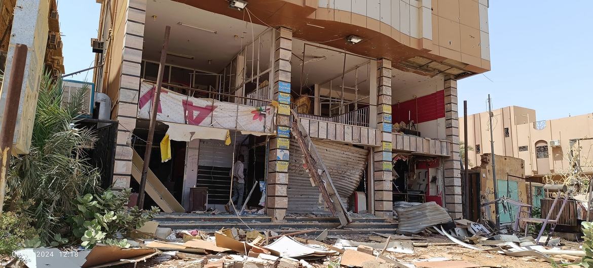 مبنى مدمر في منطقة أم درمان في السودان، حيث تسببت الحرب المستمرة منذ 15 نيسان/أبريل في دمار ةاسع النطاق في البنية التحتية.