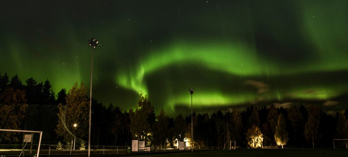 A aurora boreal aparece no céu noturno de Oulu, na Finlândia