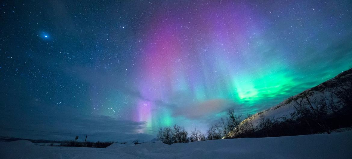 A aurora boreal ilumina o céu em Tromso, na Noruega