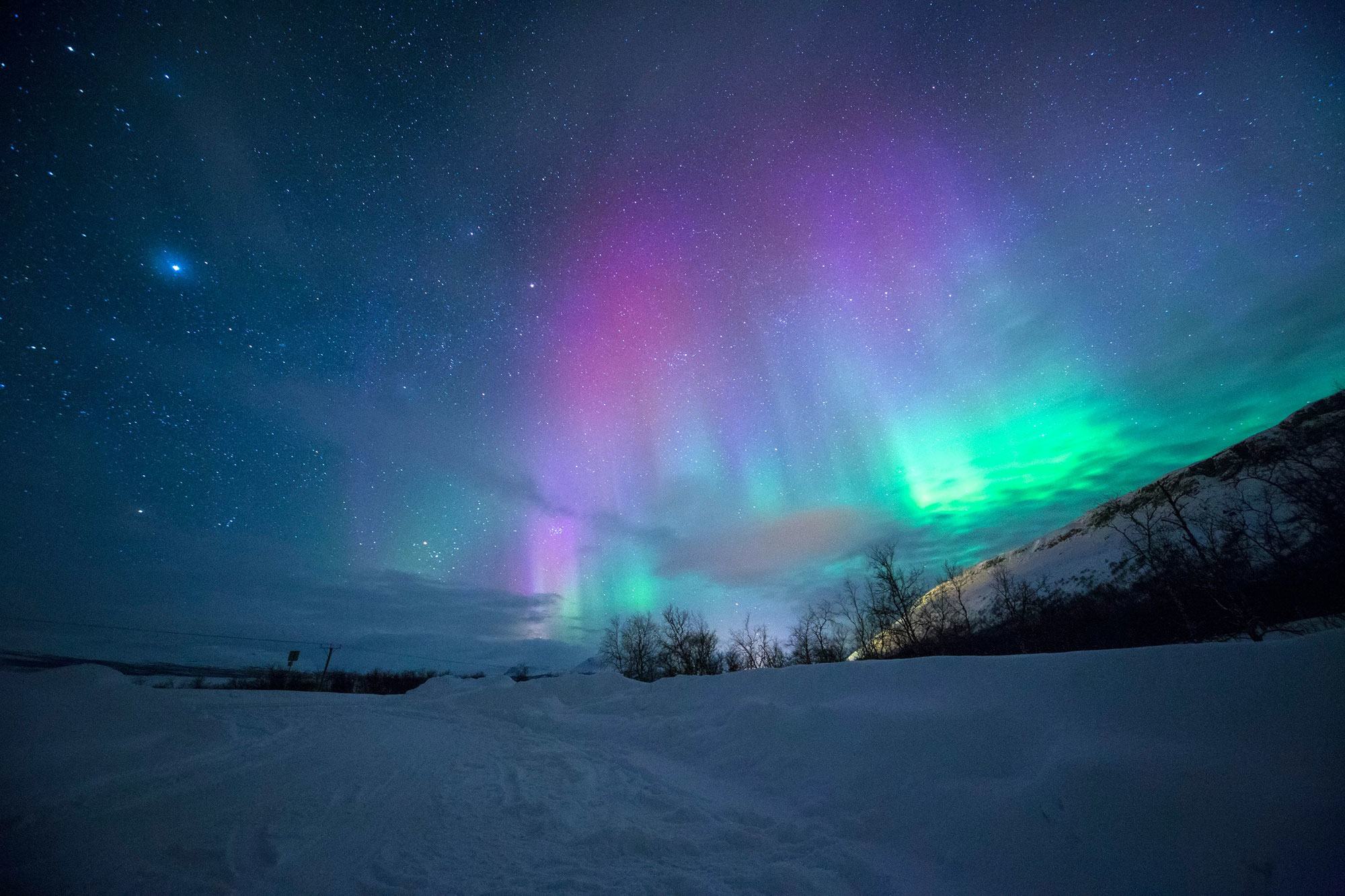 A aurora boreal (Aurora Borealis) aparece no céu noturno de Oulu, na Finlândia. (