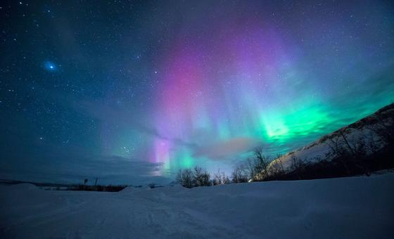 A aurora boreal ilumina o céu em Tromso, na Noruega