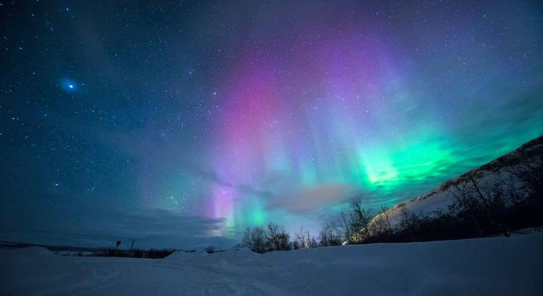 A aurora boreal ilumina o céu em Tromso, na Noruega