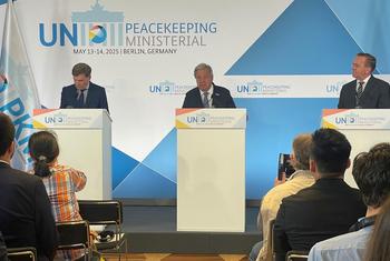 Katibu Mkuu António Guterres (katikati) akizungumza na waandishi wa habari mjini Berlin, pamoja na Waziri wa Mambo ya Nje Johann Wadephul (kushoto) wa Ujerumani, na Waziri wa Ulinzi wa Ujerumani Boris Pistorius, baada ya mkutano wa 2025 wa Mawaziri kuhus…