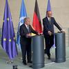 O secretário-geral António Guterres (à esquerda) e o chanceler alemão Friedrich Merz falam com repórteres em Berlim