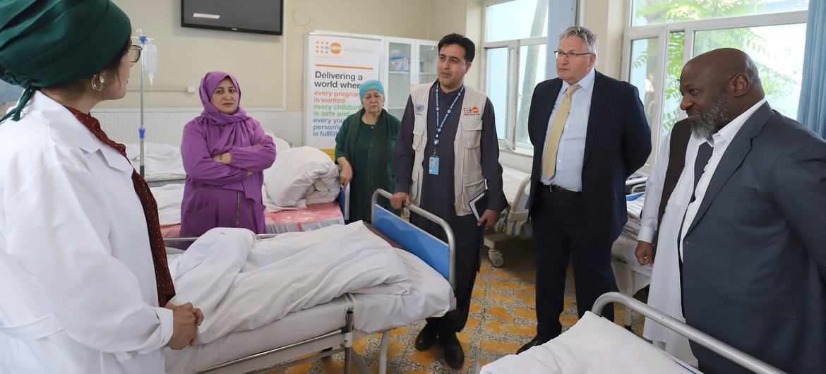 Andrew Saberton (second right), UNFPA Deputy Executive Director for Management, visits the obstetric fistula ward in Kabul, Afghanistan, where survivors receive care. Andrew Saberton (second right), UNFPA Deputy Executive Director for Management, visits the obstetric fistula ward in Kabul, Afghanistan, where survivors receive care.