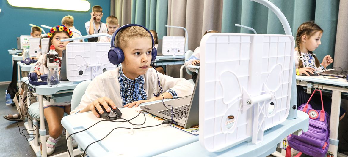 Crianças em uma sala de aula estudam no computador em um novo Centro de Aprendizagem Digital, criado pela Unicef e parceiros