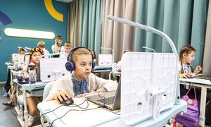 Watoto darasani wanasoma kwenye kompyuta katika Kituo kipya cha Kujifunza Kidijitali, kilichoungwa mkono na UNICEF na wadau wake.