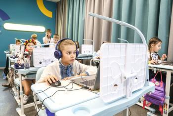 Дети в Центре цифрового обучения, Украина.