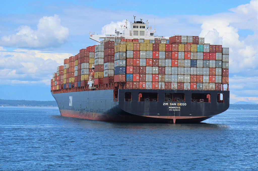 Le porte-conteneurs ZIM San Diego, dont le pavillon est le Liberia (Monrovia), navigue sur la baie Elliott, à Seattle, dans l'État de Washington, avec son pont chargé de conteneurs de couleur.