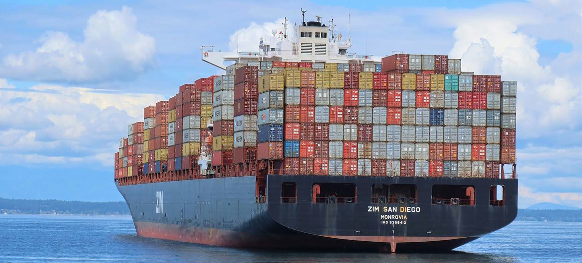 Um contêiner de transporte navega perto de Seattle, Estados Unidos Um contêiner de transporte navega perto de Seattle, Estados Unidos