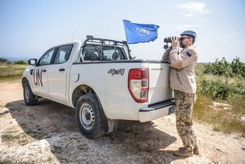 أحد حفظة السلام الأممين في قوة الأمم المتحدة في قبرص، يشارك في دورية في المنطقة العازلة.