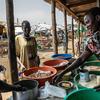 在南苏丹琼莱州的博尔，一名妇女在市场上购买食品。粮食计划署在那里提供现金，人们可以用现金在市场上的几家商店购买食品。（资料图片）