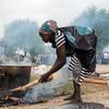 Une femme cuisine à Walgak, dans l'Etat de Jonglei, au Soudan du Sud.