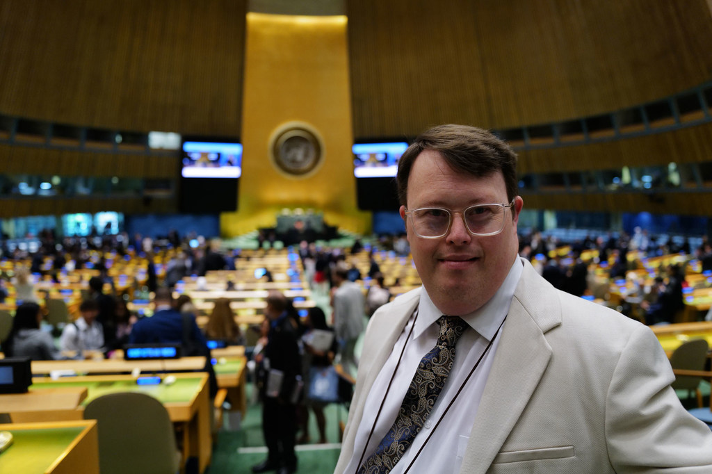 Nick Herd dans la salle de l'Assemblée générale des Nations Unies.