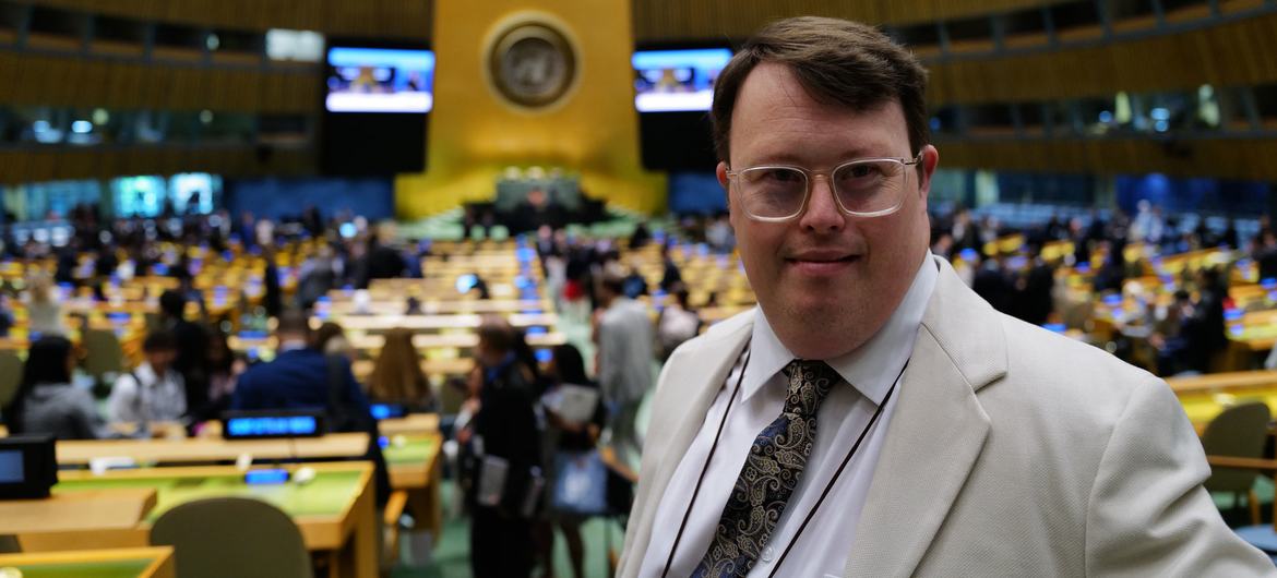 Nick Herd dans la salle de l'Assemblée générale des Nations Unies.
