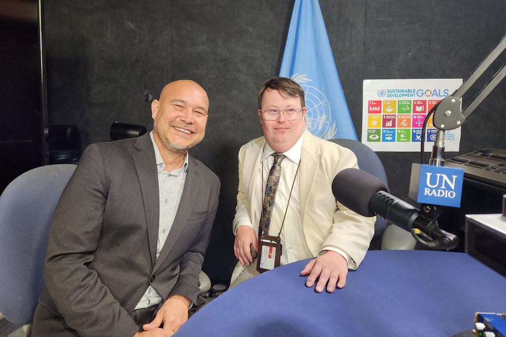 Nick Herd (à droite) et son collègue Warren Pot de L'Arche Canada sont interviewés aux Nations Unies.