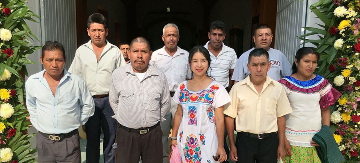 伊丽莎·泽佩达·拉古纳斯（中）当选为墨西哥瓦哈卡州特奥蒂特兰区一个城市的首位女市长。