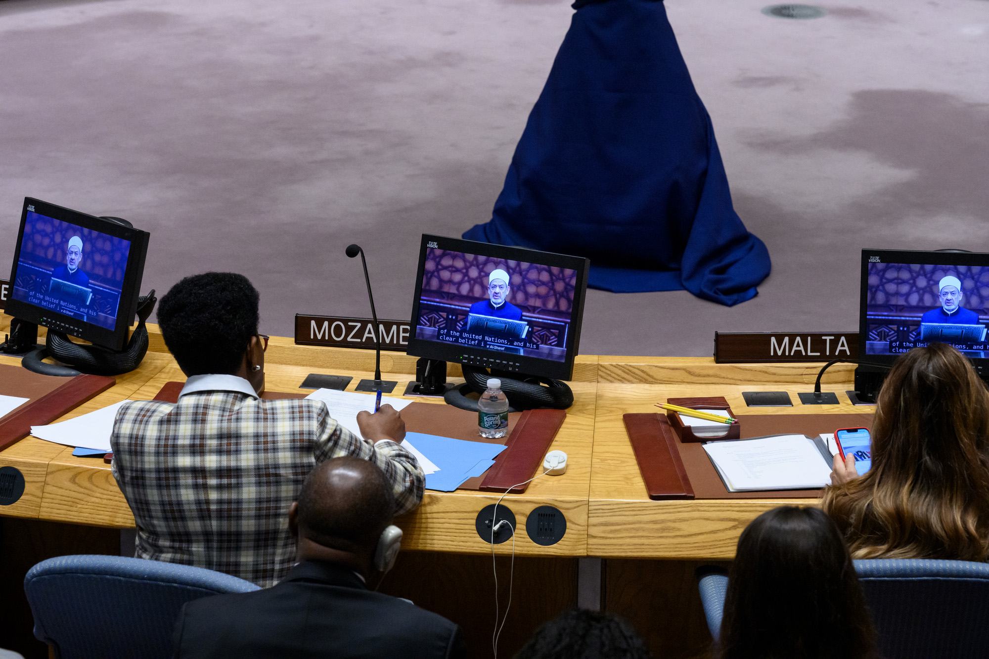يظهر على الشاشة الإمام الأكبر أحمد الطيب، شيخ الأزهر الشريف ورئيس مجلس حكماء المسلمين وهو يتحدث أمام مجلس الأمن عن أهمية الدعوة إلى نشر السلام والمحبة بين الشعوب
