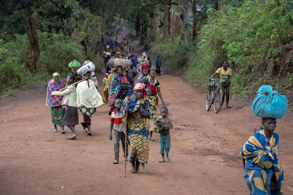 Des personnes déplacées retournent à pied au site de Plain Savo tôt le matin après avoir passé la nuit dans des familles d'accueil dans la ville voisine de Bulé, en République démocratique du Congo.