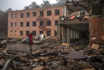 Una niña camina entre los escombros del patio de una escuela destruida por los bombardeos en Chernihiv, Ucrania. (Foto de archivo)