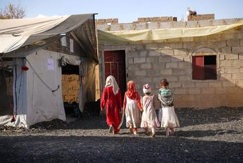 Crianças em Amran, Iêmen, entram num centro de proteção infantil apoiado pelo Unicef