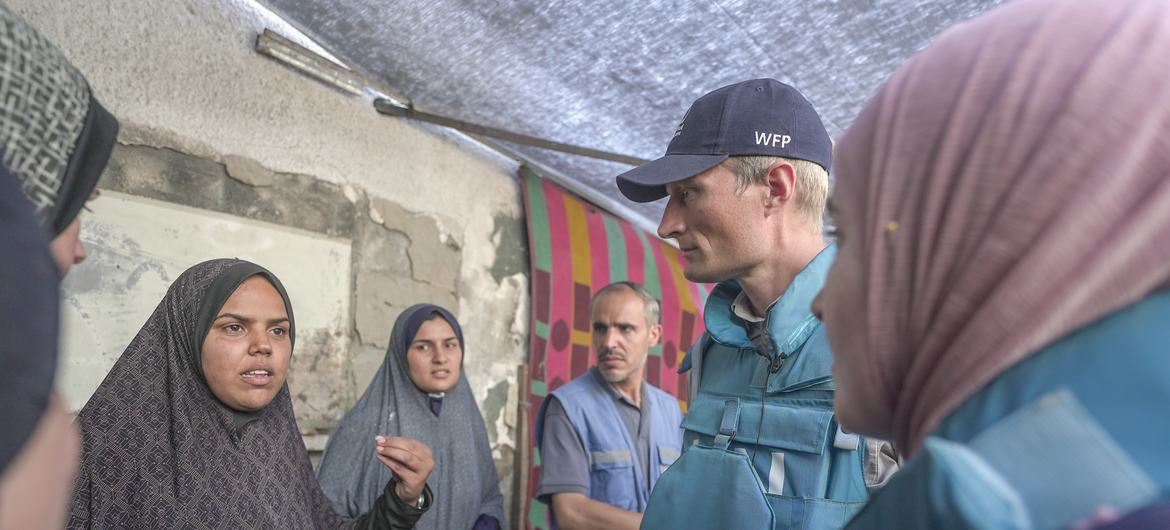 كارل سكاو نائب المديرة التنفيذية لبرنامج الأغذية العالمي يزور غزة ويلتقي نازحين في القطاع.