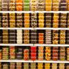 Contenedores con un surtido de caramelos en la estantería de una tienda.