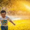Un niño se refresca jugando con agua en Viet Nam