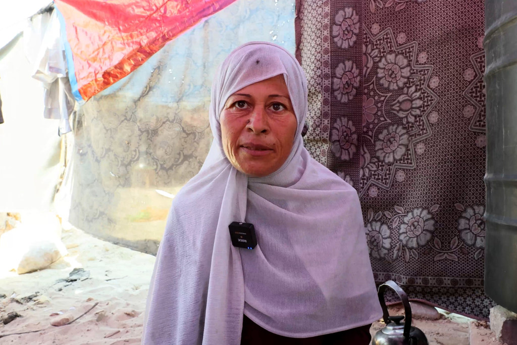 Hiyam Zayed, una mujer desplazada del norte de la Franja de Gaza, permanece de pie en una tienda de campaña improvisada.