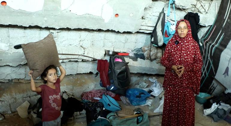 Khadija Manoun y su hija en el interior del edificio destruido donde viven.